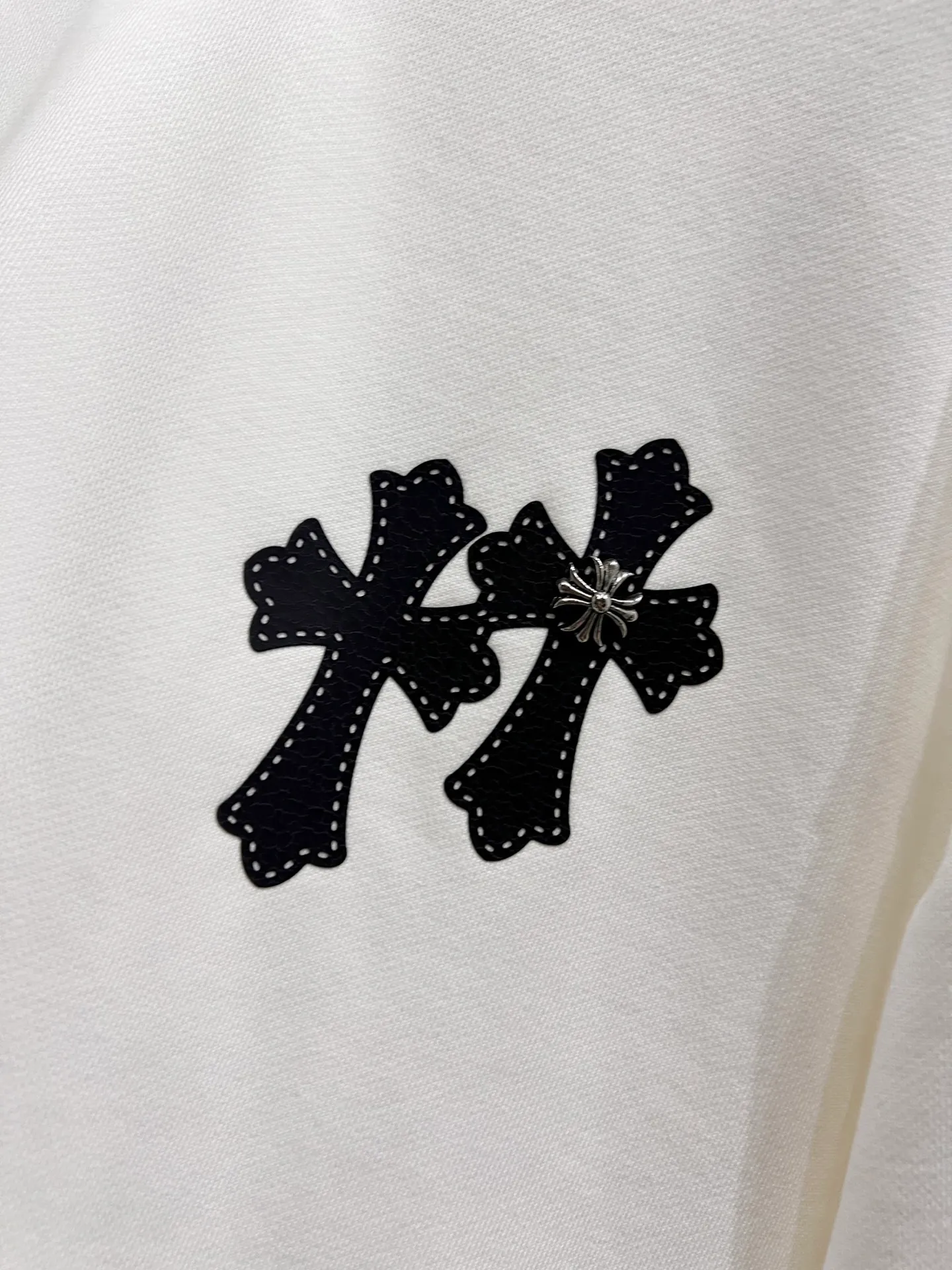 🅿️280 CH Crowe 2025 Autumn and Winter New Style Round Neck Long Sleeve Sweater Cross Patch Leather + Customized Hardware Metal Horseshoe Sanskrit Characters + Middle Eastern Australian Diamond Design Craftsmanship The real thing is great🔥Same style for men and women, loose version Size S M L XL XXL Five sizes Black White